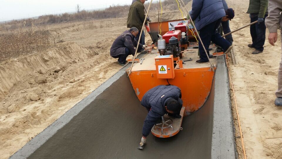 農(nóng)渠成型機